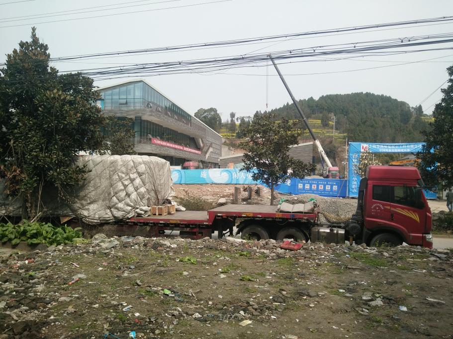2台13米貨車(chē)送貨到工(gōng)地